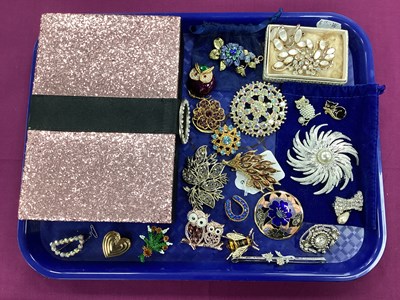 Lot 195 - A Selection of Costume Brooches, including...
