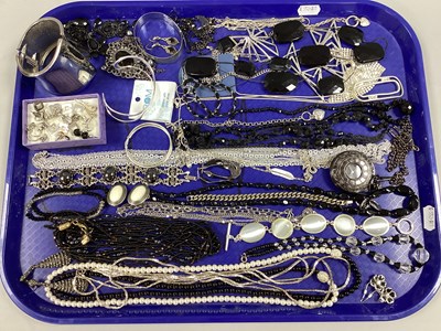 Lot 194 - A Selection of Modern Costume Jewellery, in...
