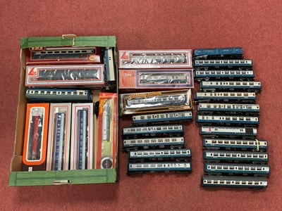 Lot 405 - Approximately twenty-eight (ten boxed) 00...