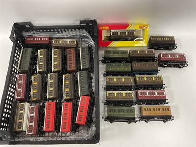 Lot 640 - Approximately twenty-nine Hornby 00 gauge four-...