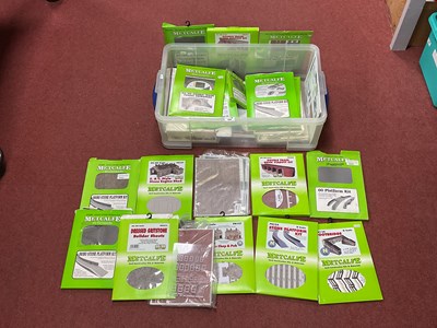 Lot 332 - A large quantity of 00 gauge/scale building...