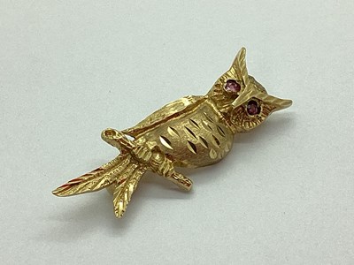 Lot 87 - A Novelty 9ct Gold Owl Brooch, allover...