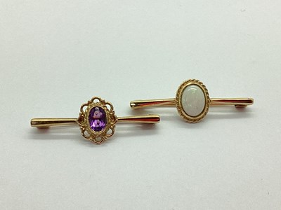 Lot 88 - A 9ct Gold Cabochon Set Bar Brooch, within...