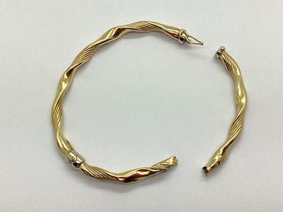 Lot 71 - A Damaged/Broken 9ct Gold Twist Style Hinged...