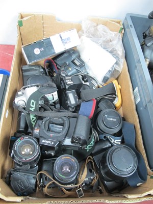 Lot 1043 - Modern 35mm SLR Cameras to include Canon EOS...