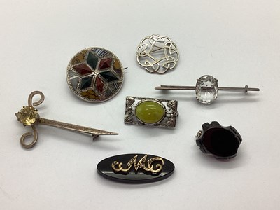 Lot 122 - A Scottish Hallmarked Silver Claw Set Brooch,...