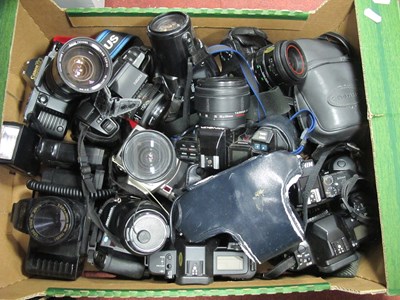 Lot 1030 - Cameras; Mainly 35mm SLR to include Minolta...