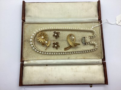 Lot 137 - A Vintage Single Strand Graduated Pearl Bead...