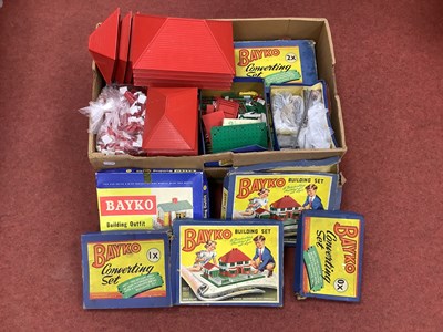 Lot 830 - A quantity of post war Bayko, all Playworn. In...