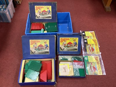 Lot 828 - A quantity of post war Bayko items and...