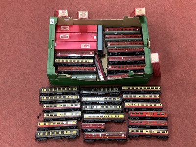 Lot 429 - Approximately fifty-three Hornby-Dublo 00...
