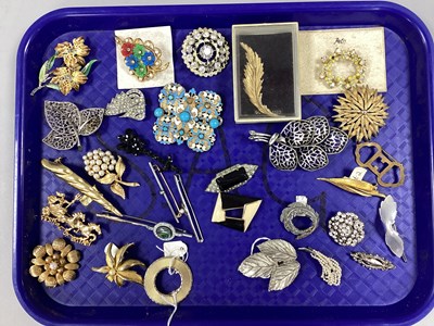 Lot 186 - Victorian and Later Costume Brooches,...