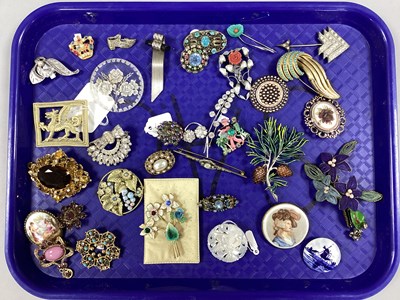Lot 184 - Vintage and Later Costume Brooches, including...