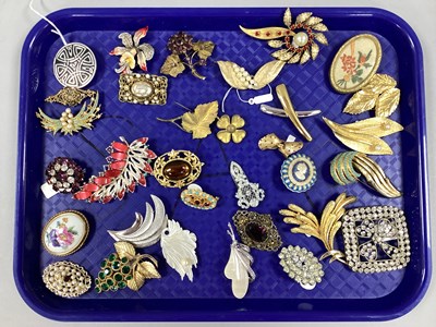 Lot 177 - Vintage and Later Costume Brooches, including...