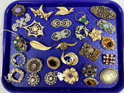 Lot 182 - A Collection of Assorted Costume Brooches,...