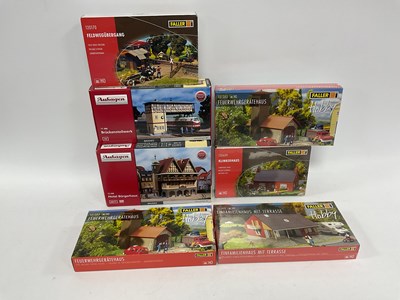 Lot 602 - Seven HO Scale German Outline Plastic Lineside...