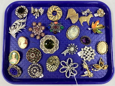 Lot 189 - A Collection of Assorted Costume Brooches,...