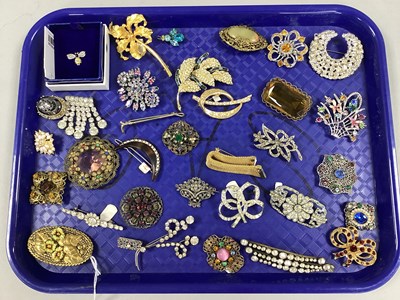 Lot 198 - Vintage and Later Costume Brooches, including...