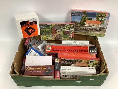 Lot 353 - Eighteen HO/OO Scale Plastic, Cardboard...