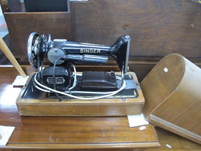 Lot 1552 - Singer Sewing Machine, (cased)