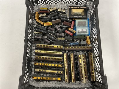 Lot 656 - Approximately fifty items of British N Gauge...