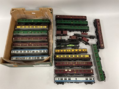 Lot 646 - Sixteen Trix 00 gauge HO scale British coaches...