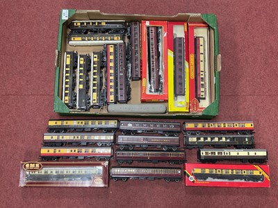 Lot 321 - Approximately twenty-four 00 gauge coaches...