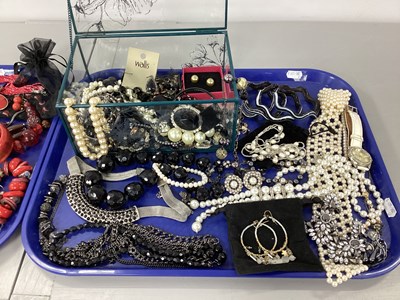 Lot 171 - A Collection of Modern Costume Jewellery, in...