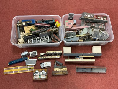 Lot 438 - Contents of a OO gauge railway modellers...