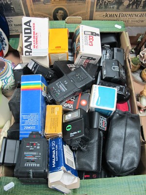 Lot 1010 - Camera flashes; Miranda 630CD, Vivitar zoom...