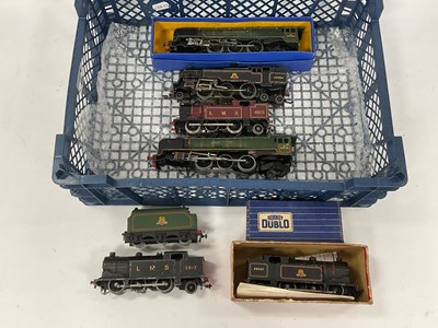 Lot 468 - Six Hornby-Dublo 00 gauge three-rail...