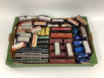 Lot 347 - Approximately thirty-three 00 gauge modern...