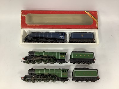 Lot 460 - Three Hornby 00 gauge Gresley locomotives: two...