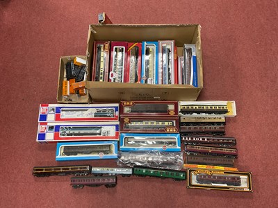 Lot 330 - Twenty-Five 'OO' Gauge/4mm UK Outline Coaches...