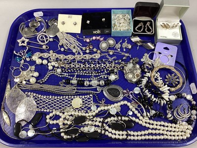 Lot 215 - A Collection of Modern Costume Jewellery, to...