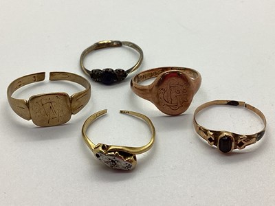 Lot 23 - A 9ct Gold Signet Ring, with monogrammed oval...
