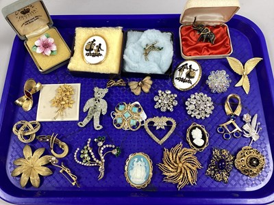 Lot 203 - A Collection of Assorted Costume Brooches,...