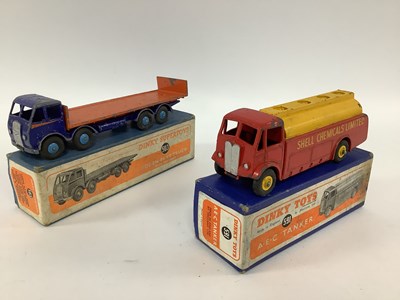 Lot 910 - Dinky Toys No 503 Foden Flat Truck with Tail...