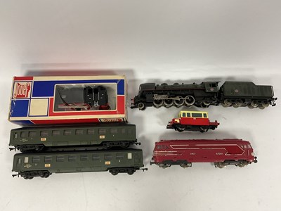 Lot 532 - A French HO scale collection: a Jouef 141R...