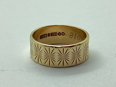 Lot 26 - A 9ct Gold Wedding Band, of allover starburst...