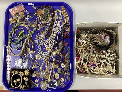 Lot 208 - A Quantity of Costume Jewellery, to include...
