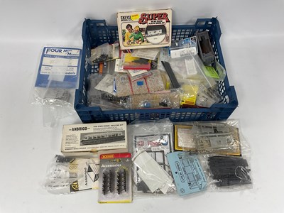 Lot 491 - A collection of 00 gauge (4mm) rolling stock...