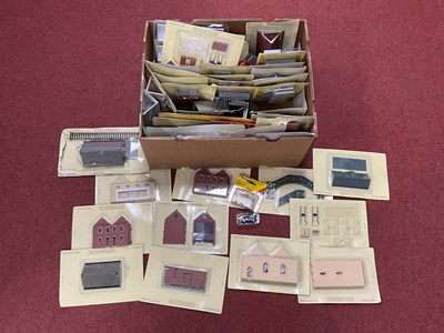 Lot 446 - Approximately fifty 00 gauge building...