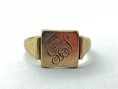 Lot 29 - A 9ct Gold Signet Ring, the rectangular panel...