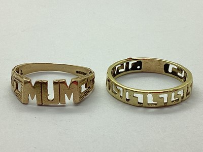 Lot 21 - A Modern 9ct Gold 'MUM' Ring, (finger size L);...