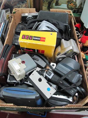 Lot 1015 - Cameras; Olympus Trip 35, various pocket...