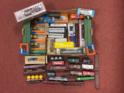 Lot 365 - Approximately thirty-eight HO scale European...