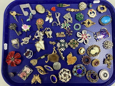 Lot 194 - A Collection of Brooches, to include Hollywood,...