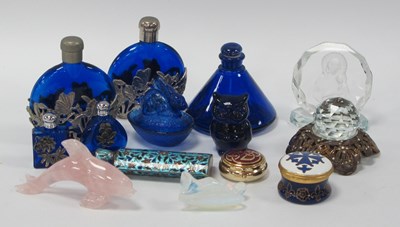 Lot 1255 - Vaseline glass angel 5.5cm high. Faceted...