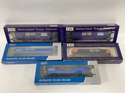Lot 568 - Five boxed Dapol 00 gauge motorised track...
